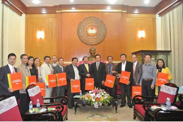 Phó Chủ tịch UBTƯ MTTQ Việt Nam Lê Bá Trình chụp ảnh lưu niệm cùng đoàn